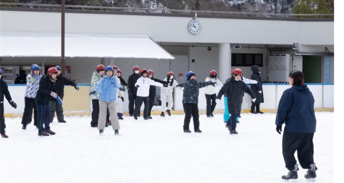 近畿大学附属豊岡中学校が1年生対象の「スケート実習」を実施　地元のリンクで行う伝統ある体験実習