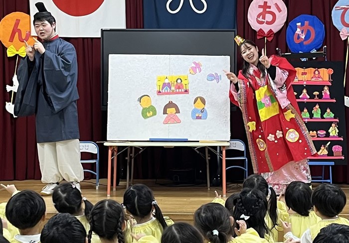近畿大学九州短期大学附属幼稚園が「ひな祭り集会」を実施　園児が桃の節句について学び、伝統行事に親しむ