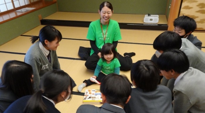 近大附属和歌山中学校で「赤ちゃん先生プロジェクト」を実施　中学生が赤ちゃんや母親と交流し、命の大切さを学ぶ