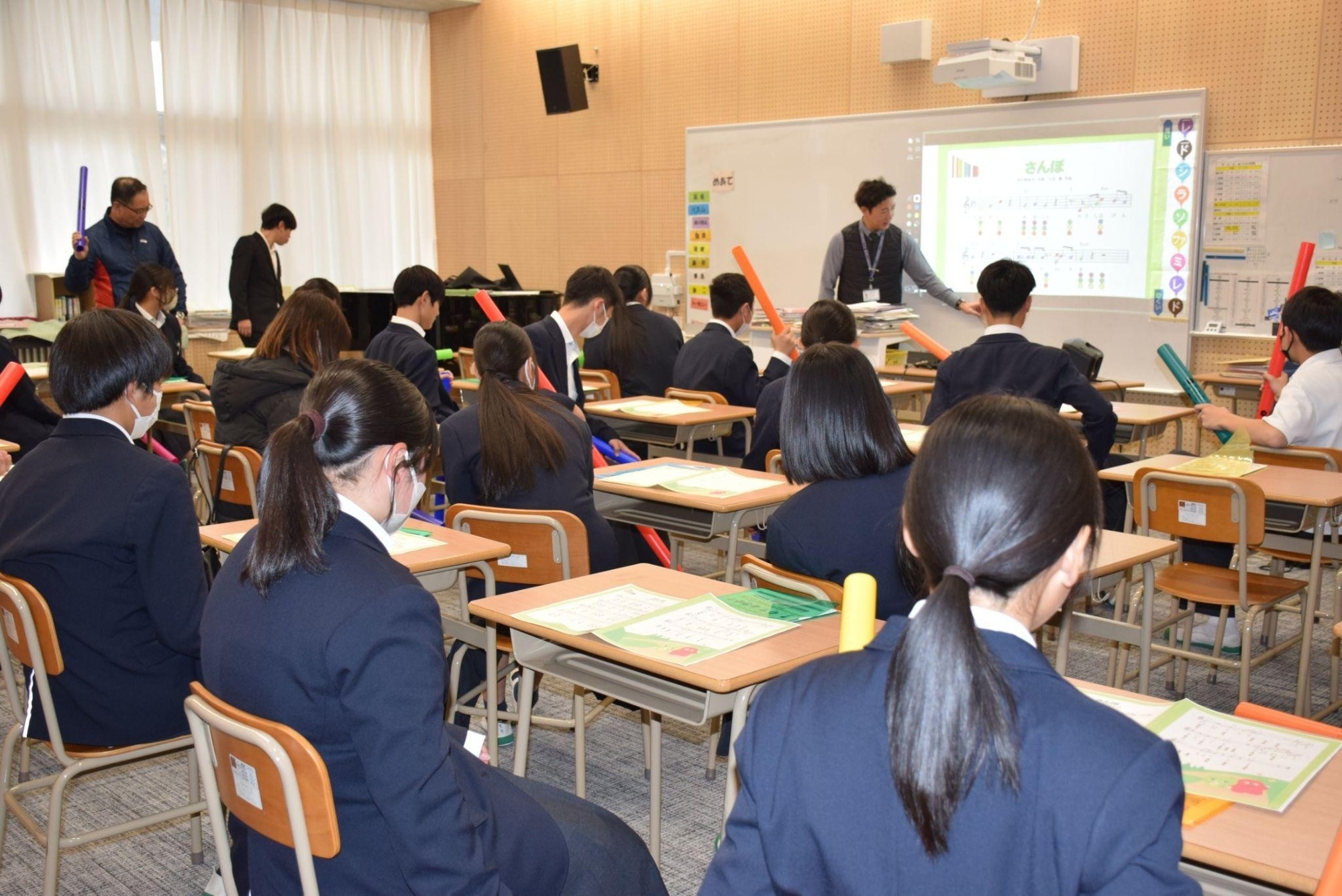 近畿大学九州短期大学が中学生向け参加型出張講義を実施　身近な現象から知的好奇心や探究心を喚起