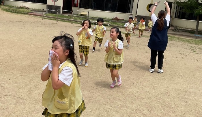 近畿大学九州短大附属幼稚園が地震・火災避難訓練を実施　「おかしもち」の約束と音の聞き分けで命を守る力を育む