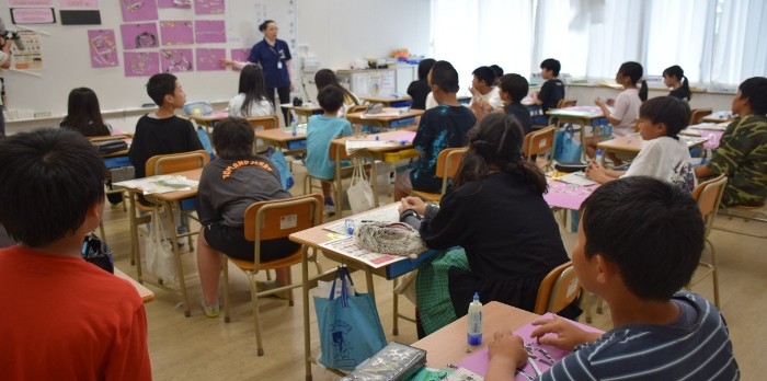 近畿大学九州短期大学教員が稲築東義務教育学校で出張講義　科学体験と造形活動を通して保育士の職業理解を深める機会を提供