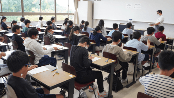 小学5・6年生を対象とした無料の「体験模試」を実施　入試会場となる教室での経験で、入試本番の緊張を軽減