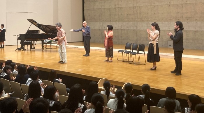 近大附属新宮高校・中学校で芸術鑑賞会を開催　新宮市出身者の実話を描くノンフィクション落語を上演