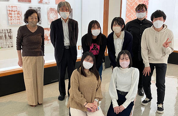 関口千佳教授と酒井沙織非常勤講師と文芸学部生がかわまたおりもの展示館にゼミ作品を展示