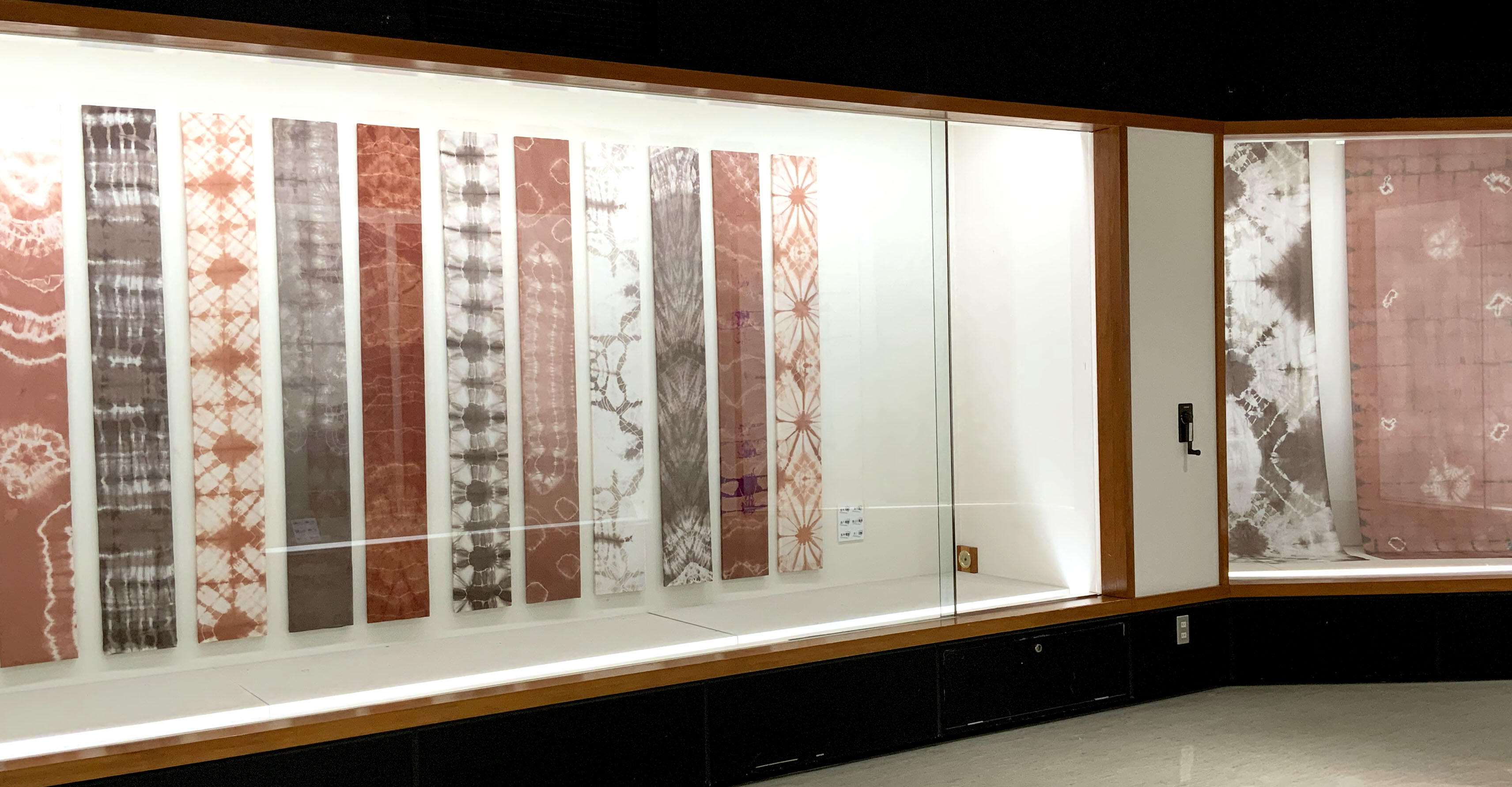 かわまたおりもの展示館で文芸学部染織ゼミの作品展「renmen vol.4」が開催