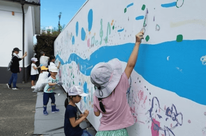 新しい近畿大学病院でワークショップ「絵でつながろう」を開催　小児患者と地域の子どもたちが小児科病棟の壁画を制作