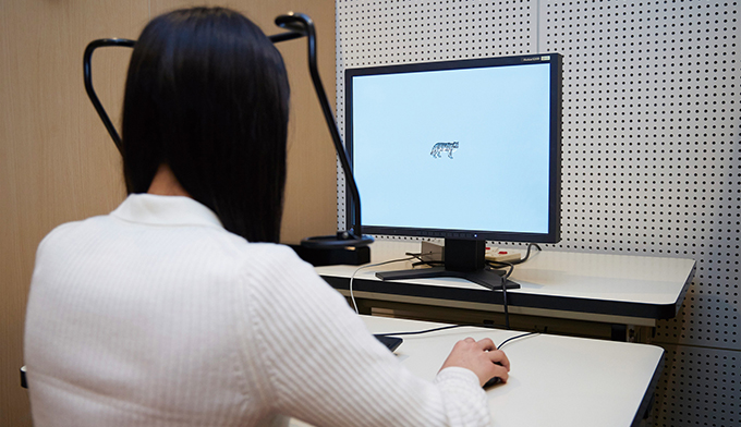 （防音・暗室の）実験室での実験