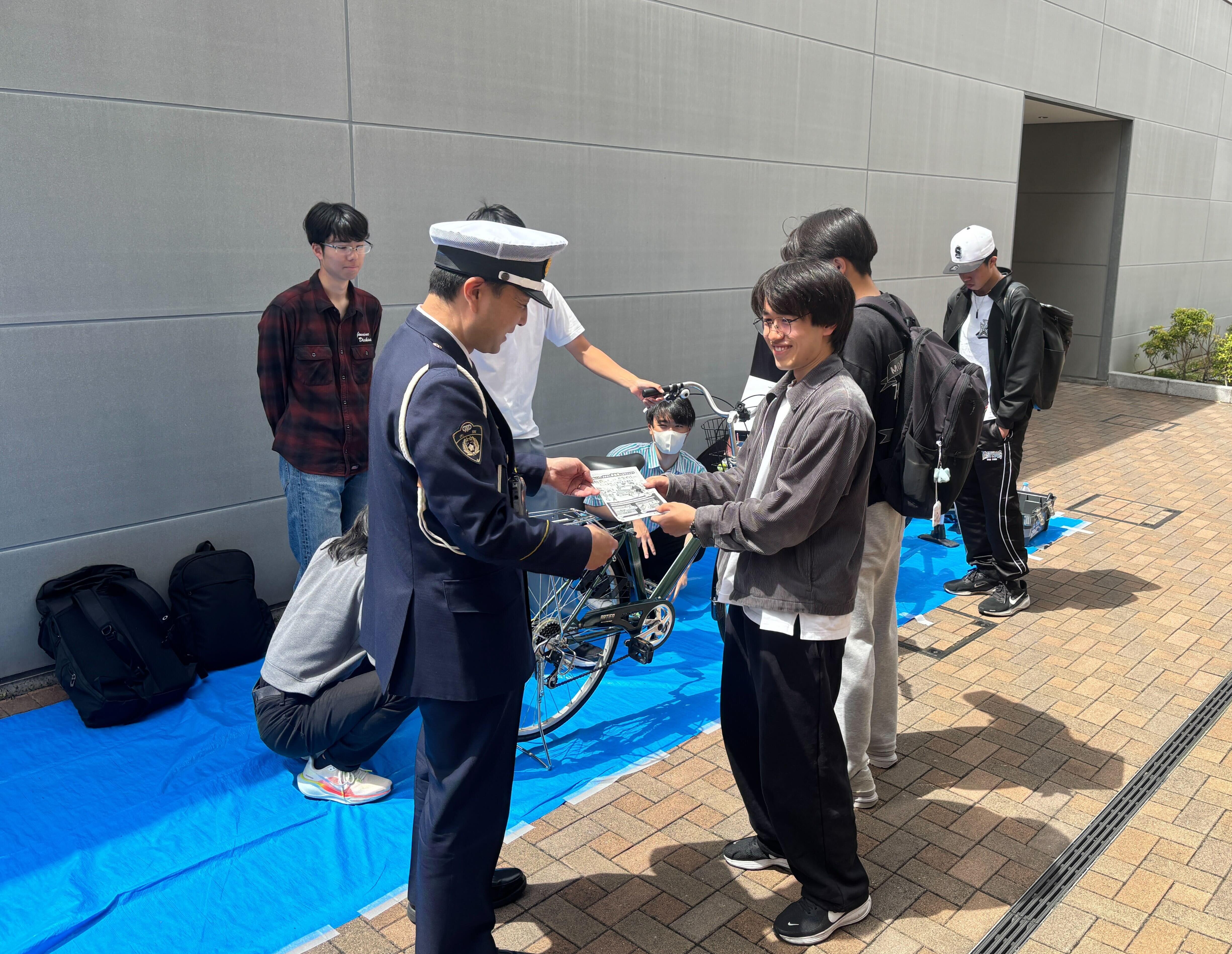 【近畿大学文化会サイクリング部】還元活動と交通マナー啓発！ ― 毎月の自転車修理サービスと青切符周知！