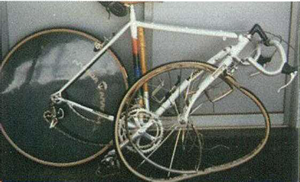 事故で変形した自転車